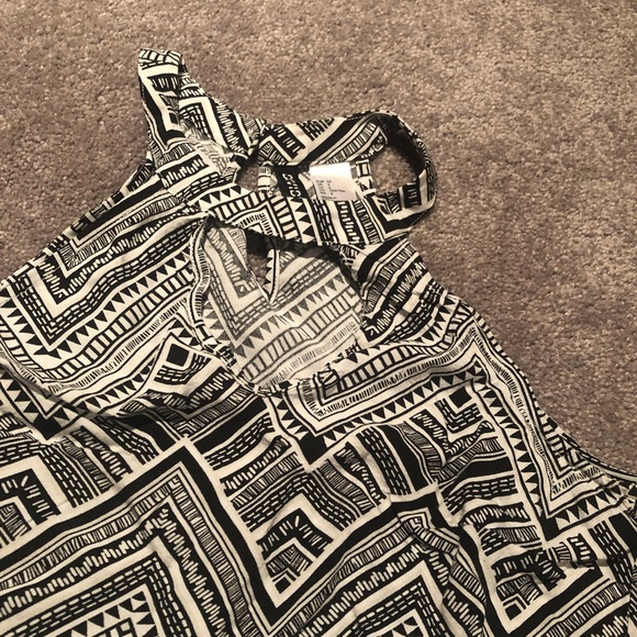 Divided geometric cute black and white blouse - Picture 5 of 6